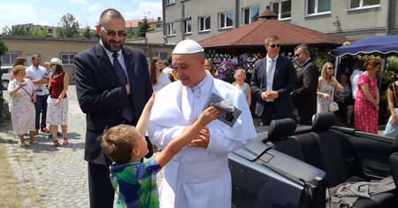 "Jan Paweł II" na festynie we Wrocławiu. Była ochrona i papamobile. Totalna żenada
