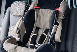 Dwuletnie dziecko zamknięte w nagrzanym samochodzie. Policjanci wybili szybę