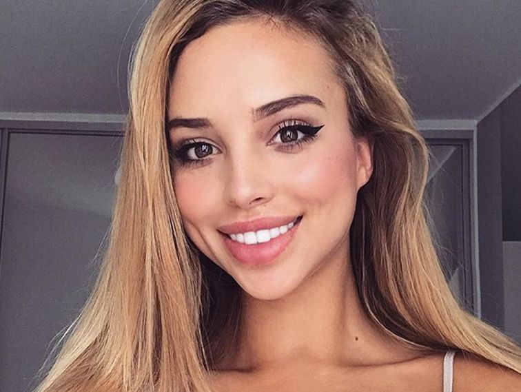 Veronica Bielik w czerwonym bikini. Biustonosz ledwie pomieścił jej biust