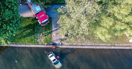 Ełk. Samochód stoczył się na promenadę. Potrącił kobietę z niemowlakiem