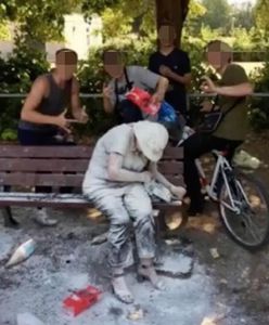 Wielka Brytania. Obrzucili niepełnosprawną jajkami i mąką. I pozowali do zdjęcia