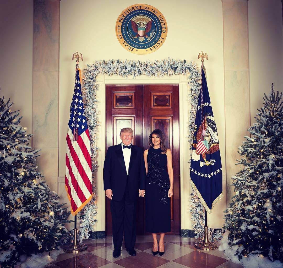 Świąteczny portret Melanii Trump i Donalda Trumpa