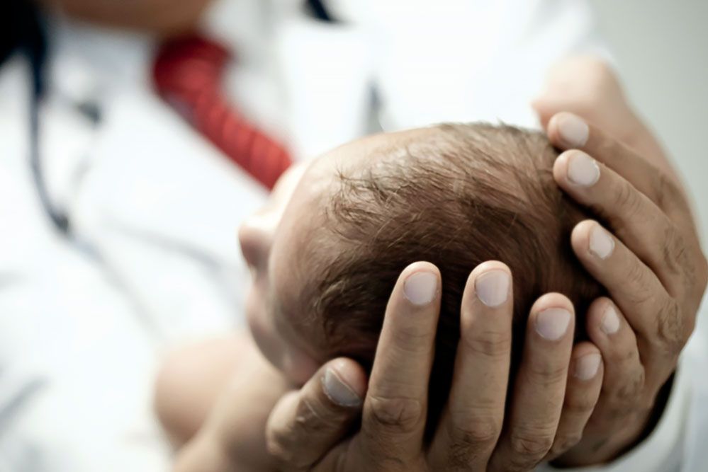 Dziecko urodzi się dwa razy. Zespół chirurgów z Belgii zoperował 7-miesięczną dziewczynkę przed jej narodzinami