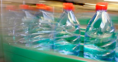 Nestle kończy z jednorazowymi opakowaniami, ale z plastiku się nie wycofa