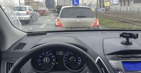 Samochodem bez prawa jazdy, ale za to z rodzicem. Nowy pomysł Ministerstwa Infrastruktury