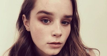 "Zmuszał mnie do rozbierania się i komentował zapach ciała". 18-letnia modelka była molestowana przez fotografa