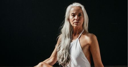 61-letnia modelka i artystka podbija sieć