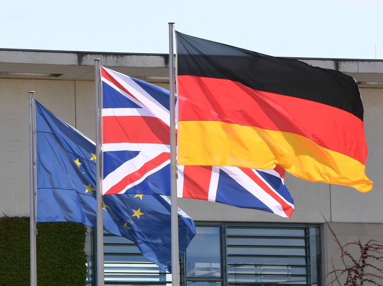 Flagi przed Urzędem Kanclerza Federalnego przed spotkaniem Angeli Merkel z Teresą May