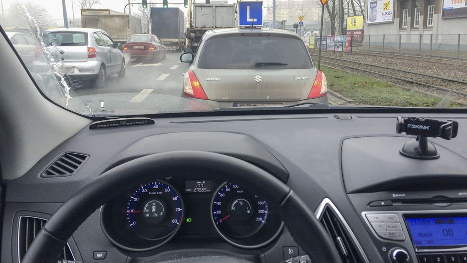 Obecnie za jazdę samochodem bez prawa jazdy grozi do 5 tys. zł grzywny. Nie ma znaczenia, kto siedzi na fotelu pasażera