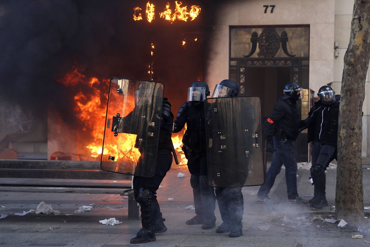 Francja: podpalone sklepy i restauracje. Straty ubezpieczycieli to ponad 720 mln zł