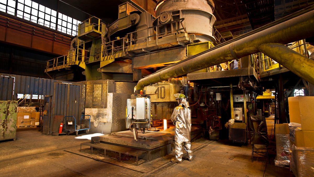 Wielki piec będzie dłużej wygaszony.