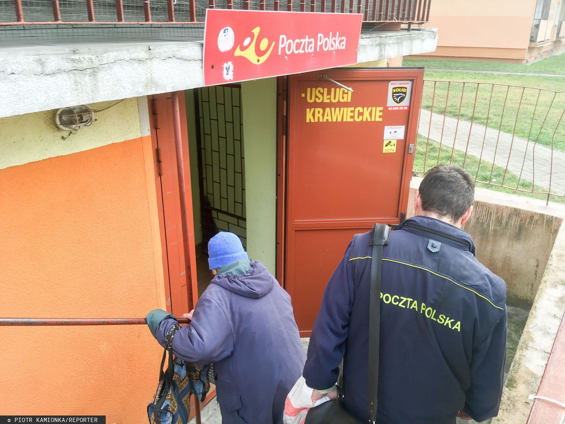 Łódź. Placówka Poczty Polskiej w piwnicy bloku mieszkalnego w centrum miasta.