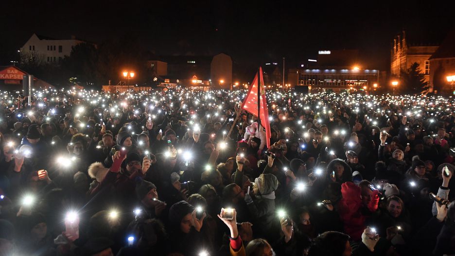 Tysiące gdańszczan na Targu Węglowym puszczają "Światełko do Pawła"