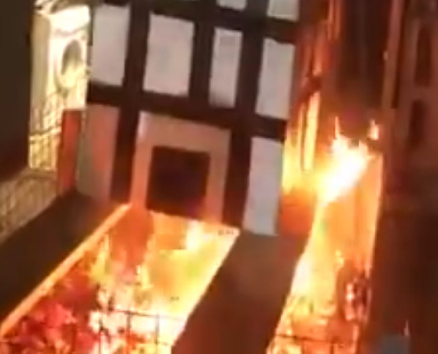 Imprezowicze spalili makietę Grenfell Tower. Zostali zatrzymani