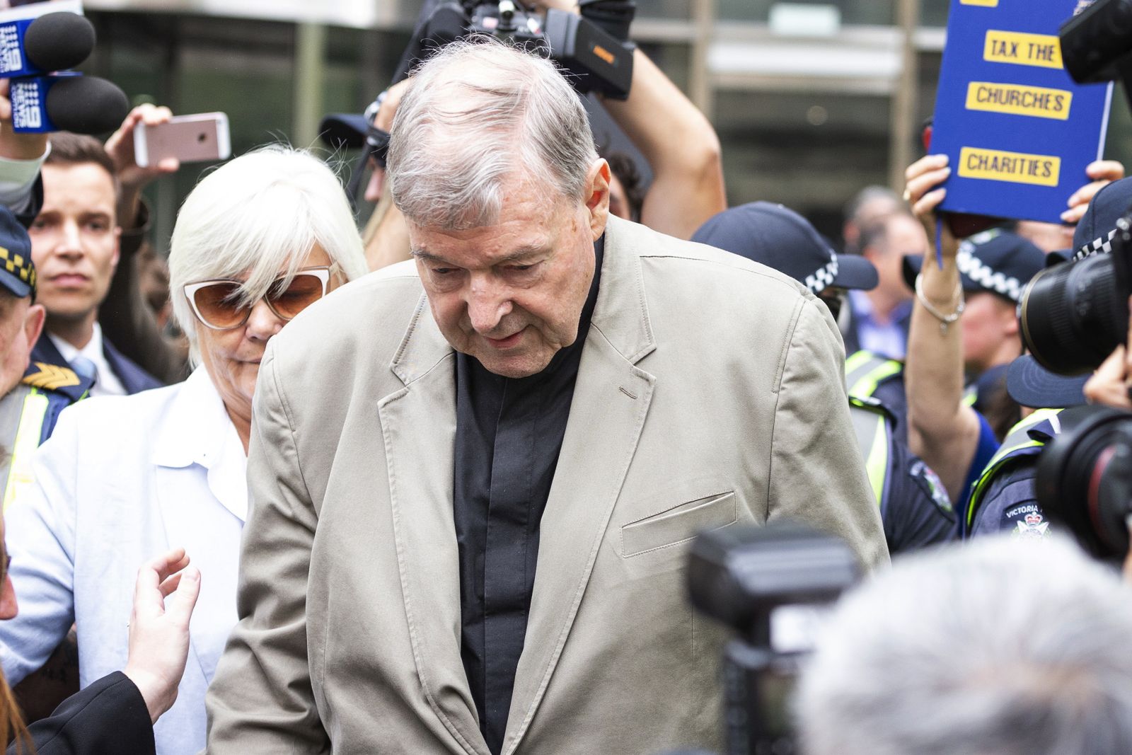 Kardynał George Pell przed budynkiem sądu w Melbourne