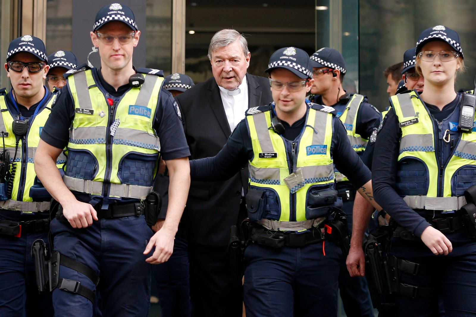 Kardynał George Pell przyszedł do sądu w eskorcie policji