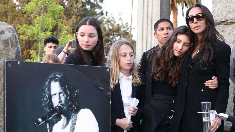 Vicky z dziećmi na pogrzebie męża