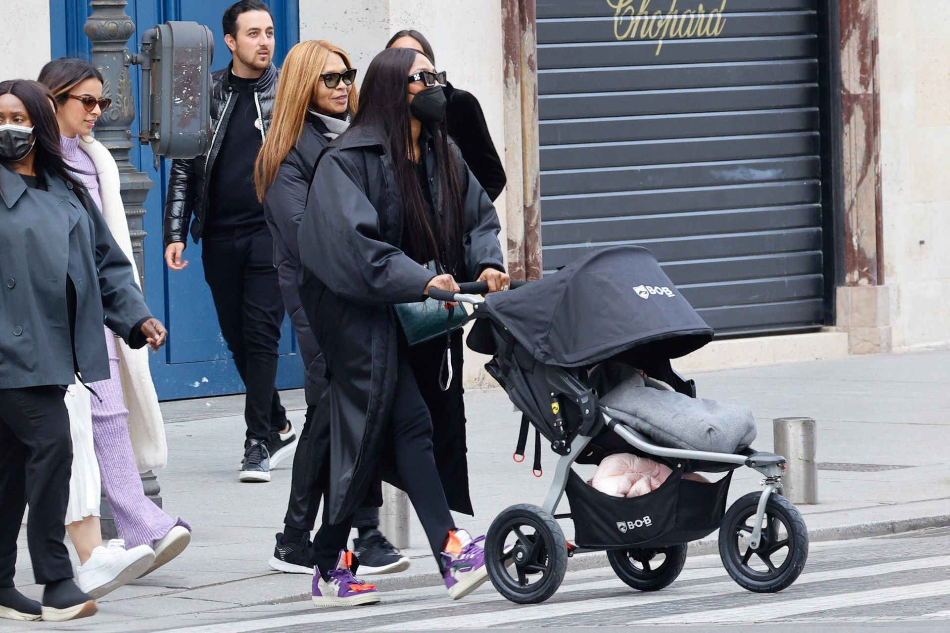 Naomi Campbell z mamą Valerie Morris Campbell i córką w Paryżu | fot. ONS