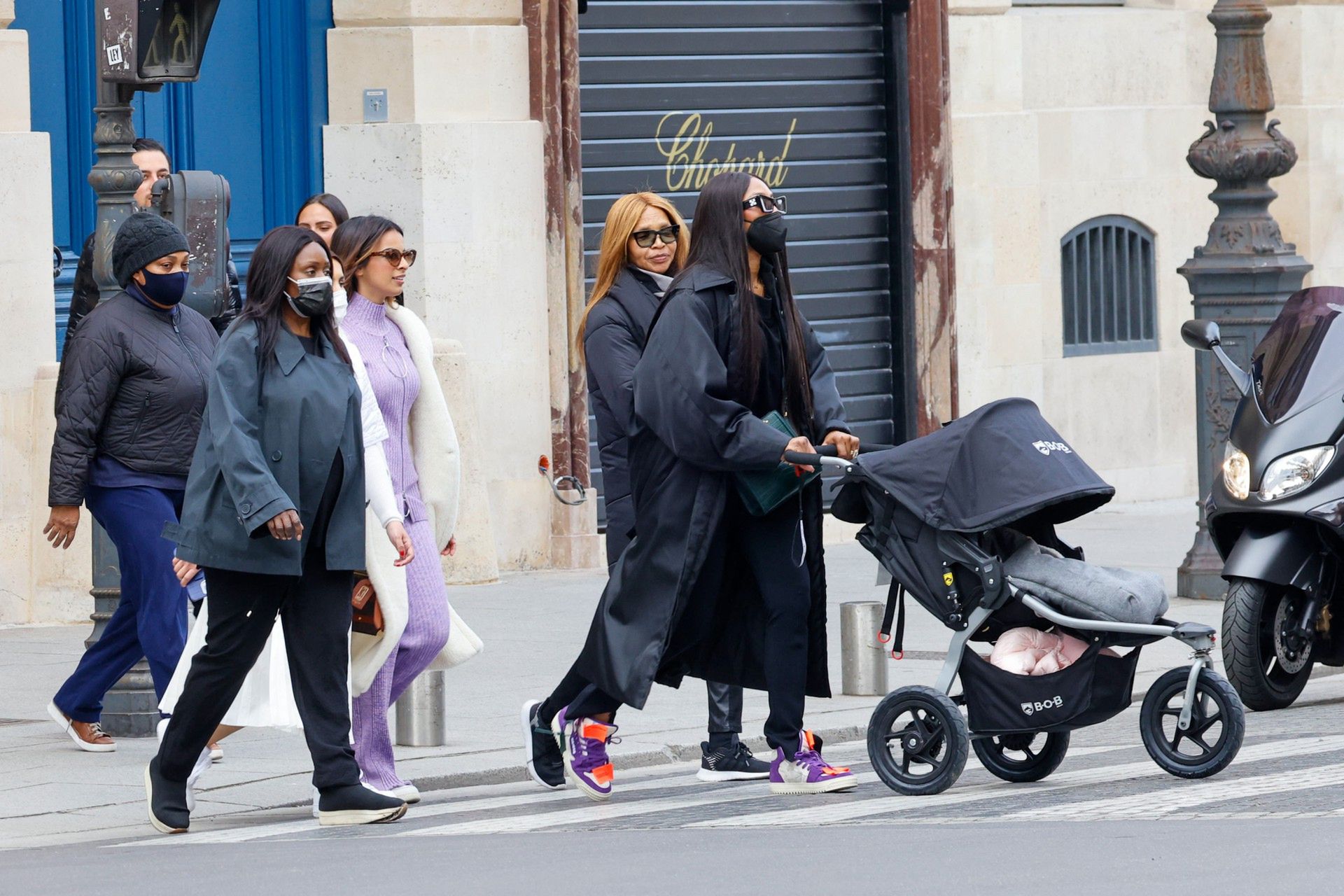 Naomi Campbell z mamą Valerie Morris Campbell i córką w Paryżu | fot. ONS