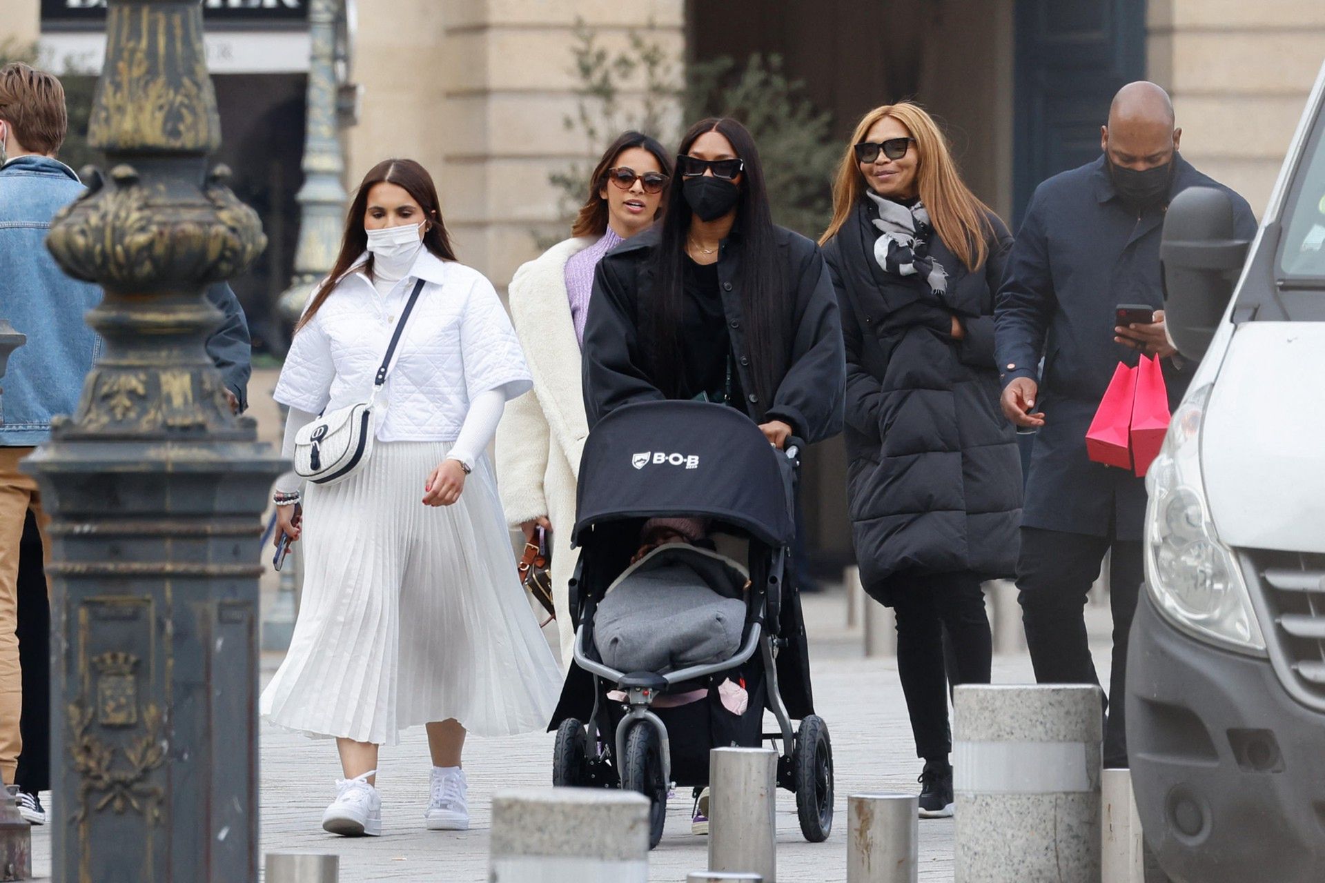 Naomi Campbell z mamą Valerie Morris Campbell i córką w Paryżu | fot. ONS