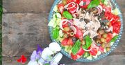 Pomidorowa sałatka panzanella z tuńczykiem. Pyszne połączenie ryby i warzyw