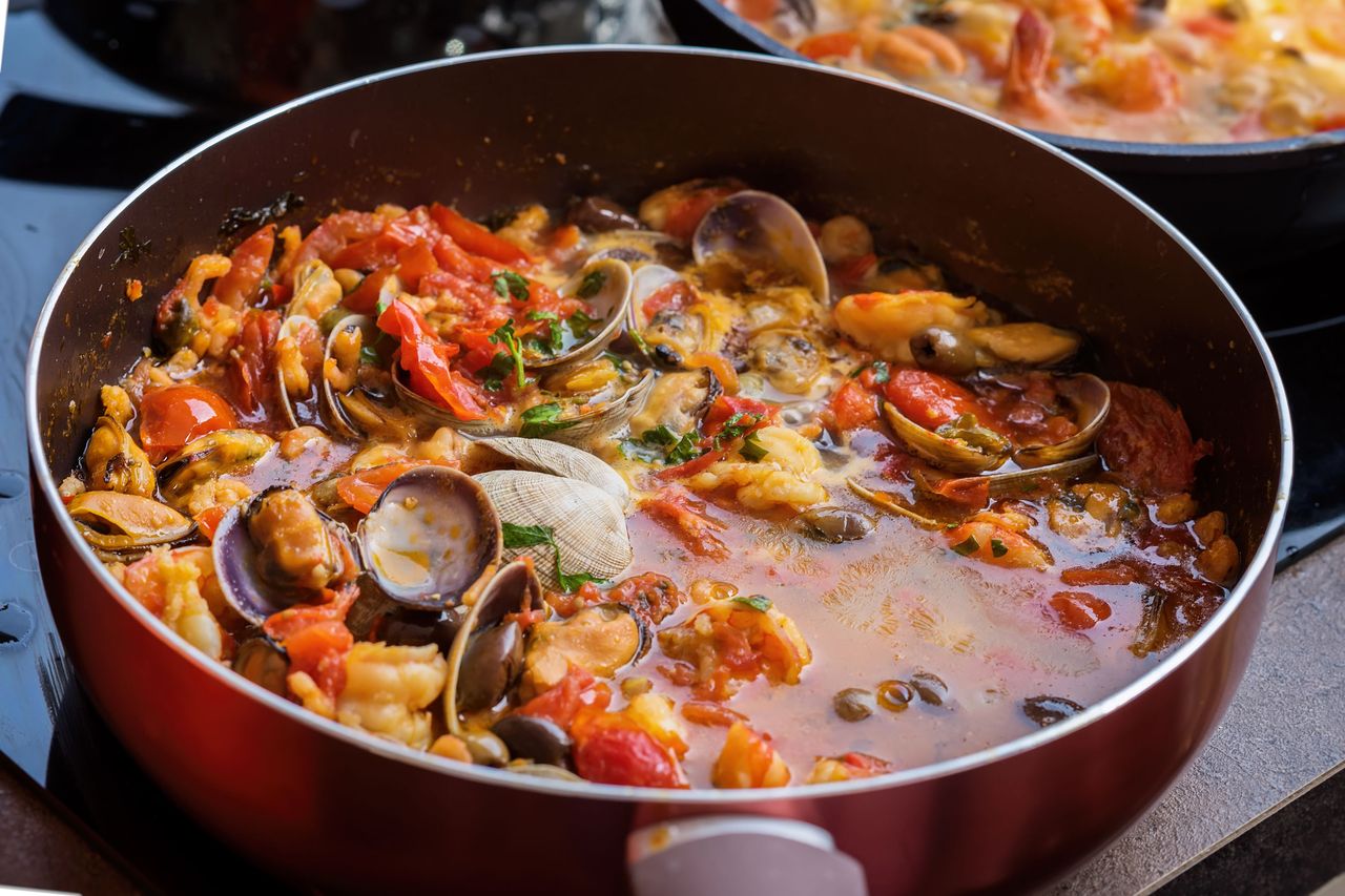 Hiszpańska paella. Danie pełne smaków i aromatów