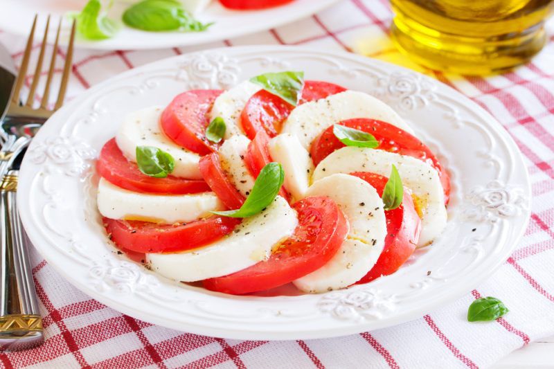 Mozzarella w kuchni - dlaczego warto i jak jeść ten ser?