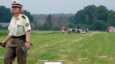 Policjantka na miejscu śmierci Juergena
Moellemanna.