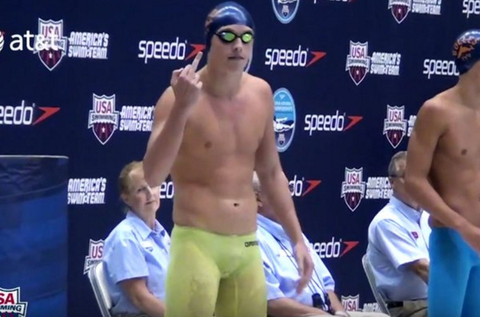Ten olimpijczyk pokazuje na pływalni środkowy palec