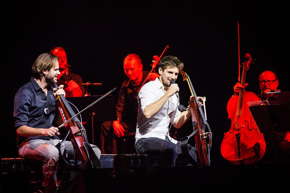 Prześliczni wiolonczeliści o rockowych duszach. 2Cellos wystąpią w Krakowie