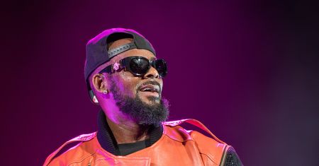 R. Kelly jest oskarżony o molestowanie. Nie stawił się w sądzie