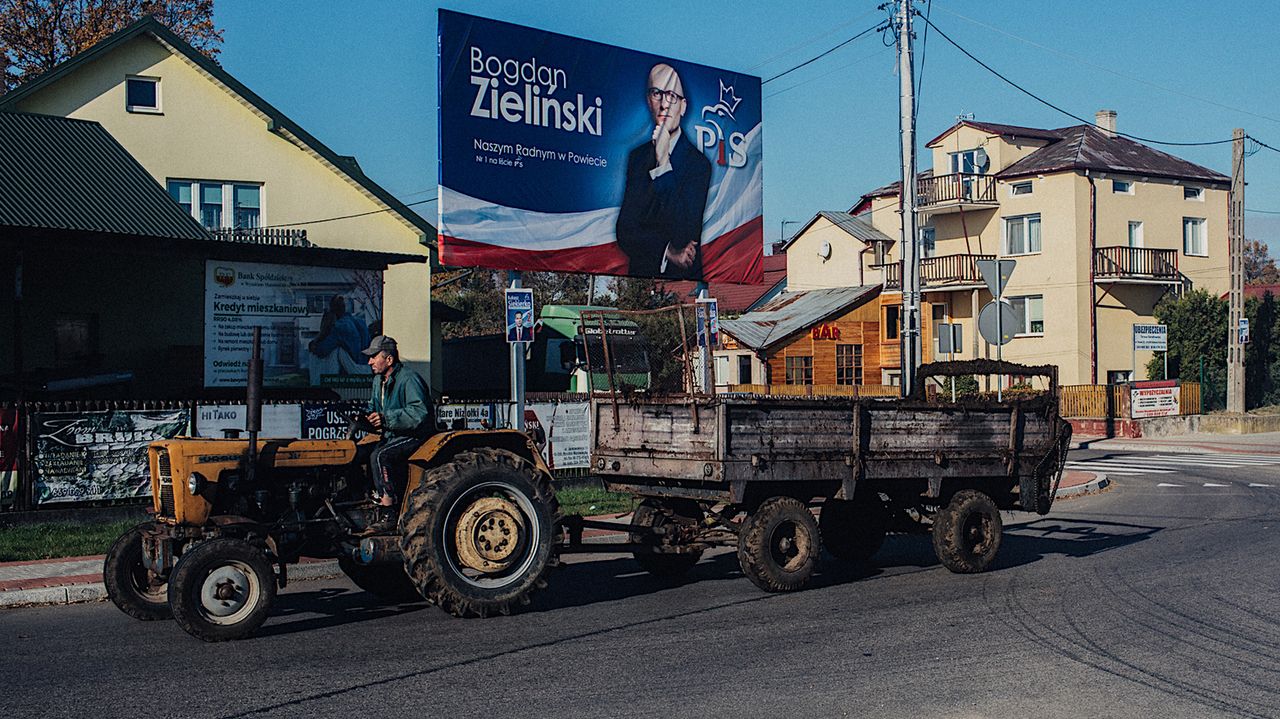 Bastion PiS nie słabnie. Mieszkańcy wsi Kulesze Kościelne mówią: To jest zakorzenione