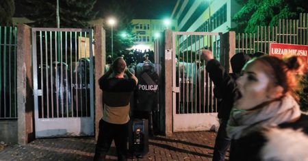 Konin. Wściekły tłum rzucał policjantów kamieniami. Zastanawiające milczenie ministra Mariusza Kamińskiego