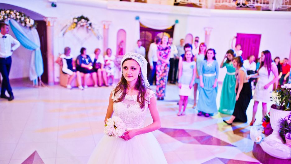 W walce o bukiet z innymi "starymi pannami" można stracić nie tylko zęby, ale i godność.
