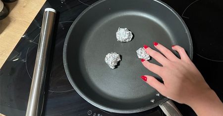 Połóż kulki z folii aluminiowej na rozgrzaną patelnię. Dzięki nim gotowanie będzie prostsze!