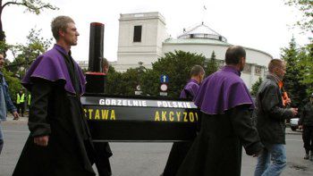Kilkuset przedstawicieli polskich gorzelni protestowało pod Sejmem