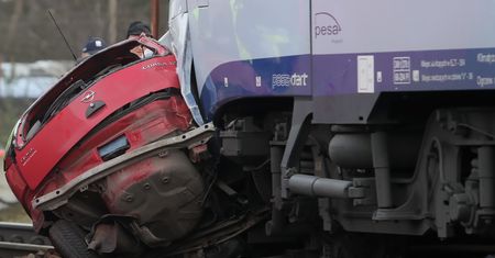 Tragiczny wypadek w Bedoniu Przykościelnym. Wjechał pod pociąg przy zamkniętych zaporach