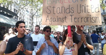 Prawicowi demonstranci przegonieni z miejsca zamachu w Barcelonie