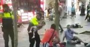 To nagranie pokazuje skalę dramatu w Barcelonie. Policjant uspokaja dziecko