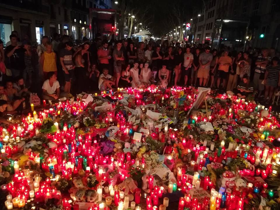 Barcelona poruszona zamachem. Wzruszające sceny na Placu Katalońskim