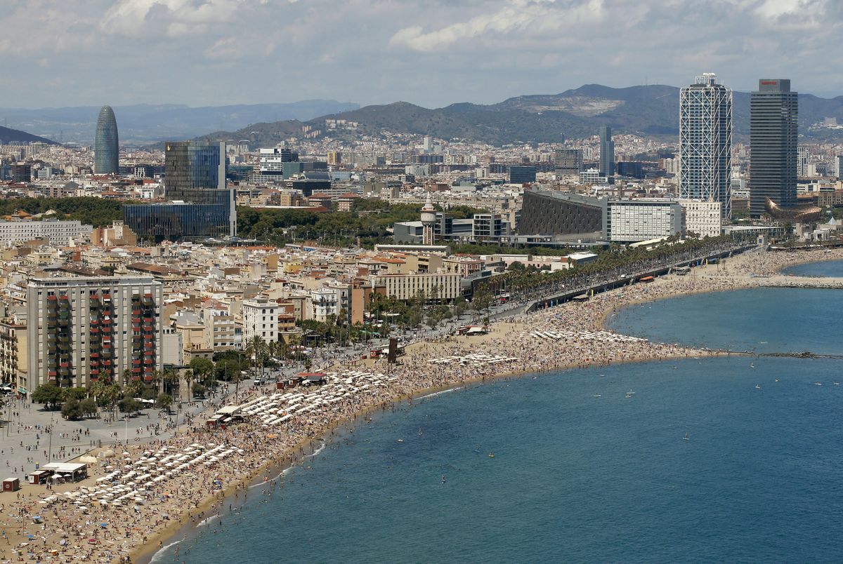 Barcelona. Ewakuacja popularnej plaży Sant Sebastia