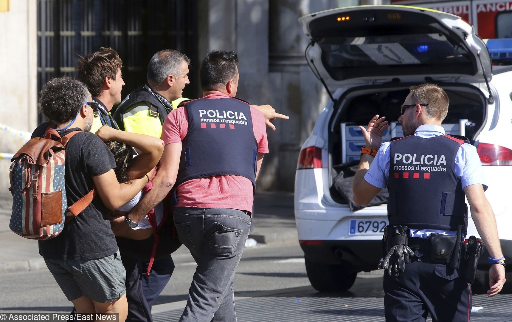Policjanci pomagają ofiarom zamachu