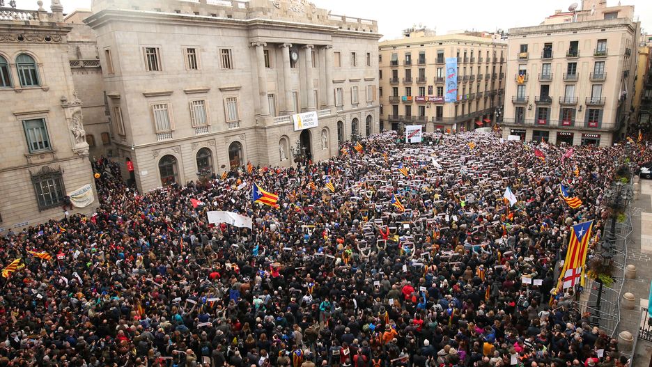 Protestujący zgromadzili się również przed siedzibą rządu katalońskiego w Barcelonie