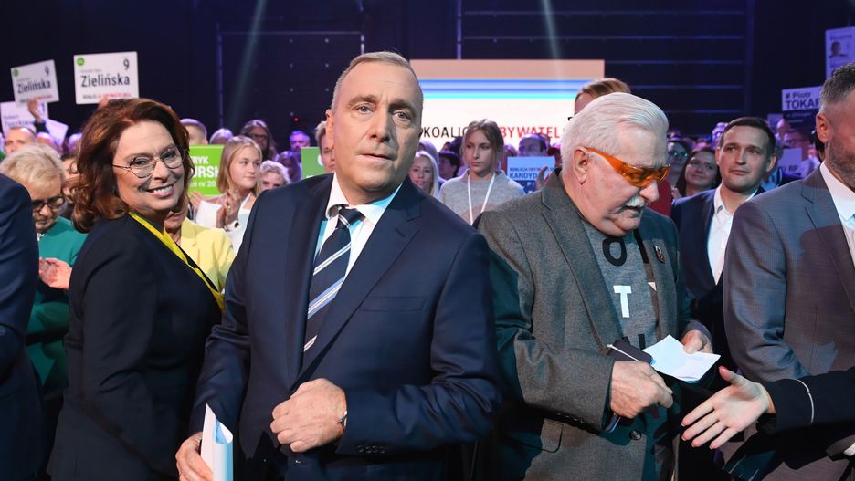 Małgorzata Kidawa-Błońska, Grzegorz Schetyna i Lech Wałęsa na konwencji wyborczej Koalicji Obywatelskiej.