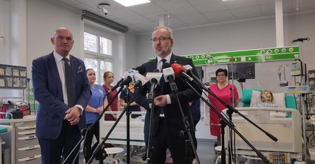 Minister Niedzielski przywiózł czek na 3 mln złotych