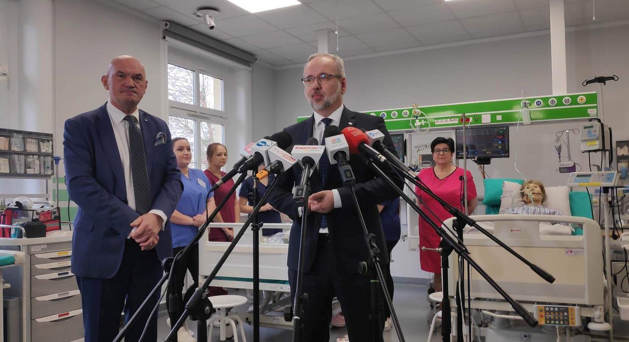 Minister Niedzielski przywiózł czek na 3 mln złotych