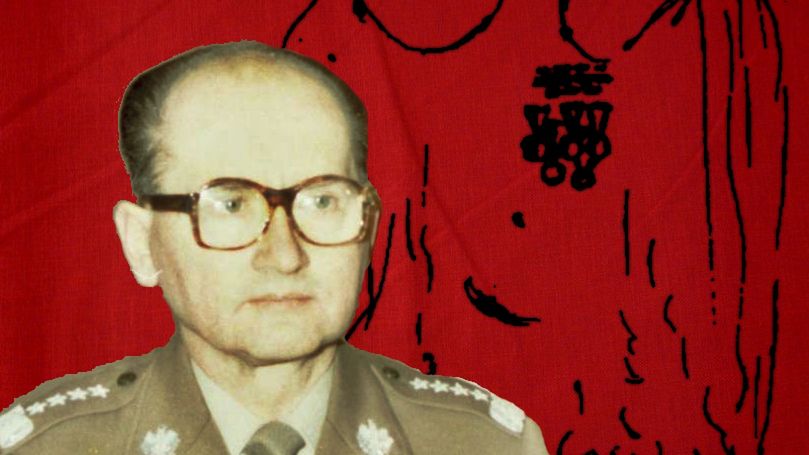 Generał Wojciech Jaruzelski w studiu telewizyjnym przygotowuje się do odczytania przemówienia informującego o wprowadzeniu stanu wojennego. W tle karykatura autorstwa Macieja Mieziana.