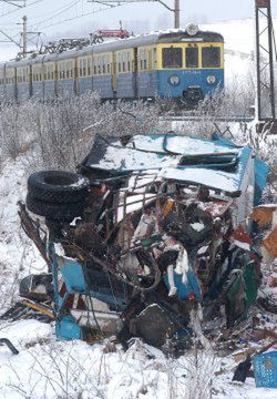 "Autosklep" wjechał pod pociąg - jedna osoba zginęła