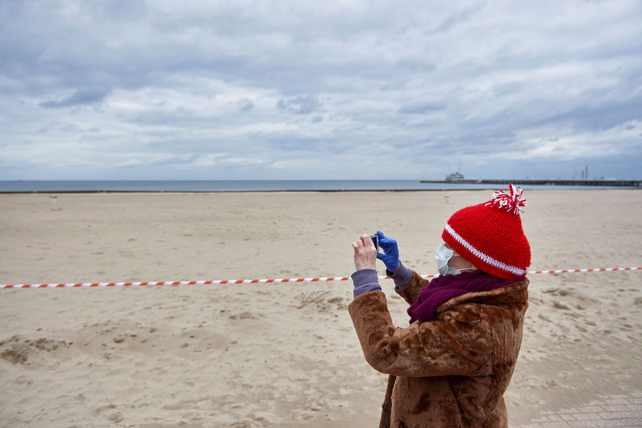 Koronawirus: wprowadzono nowe obostrzenia. Zamknięte plaże, parki i bulwary