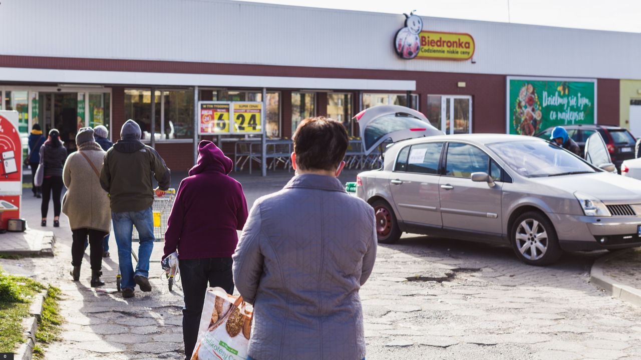 Wirus zmienił nasze nawyki. Największe kolejki w małych sklepach zaraz po godz. 12